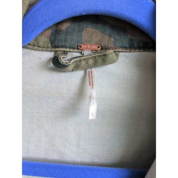 Free People Camo Printed Cropped Denim Jacket size Small - Picture 3 of 6
